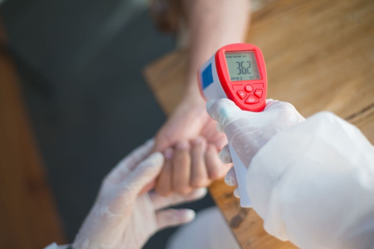 Fiebre en adultos y niños: cuándo y cómo bajarla