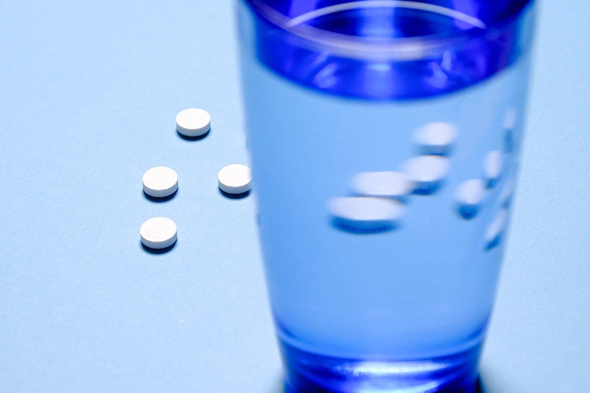 Medicamentos y alcohol: qué no mezclar en verano ni en vacaciones