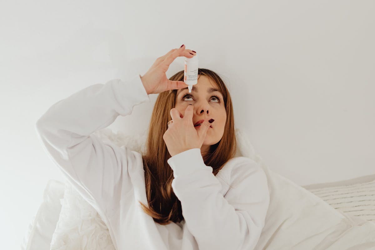 Conjuntivitis en verano: piscina, alérgenos y qué colirio elegir